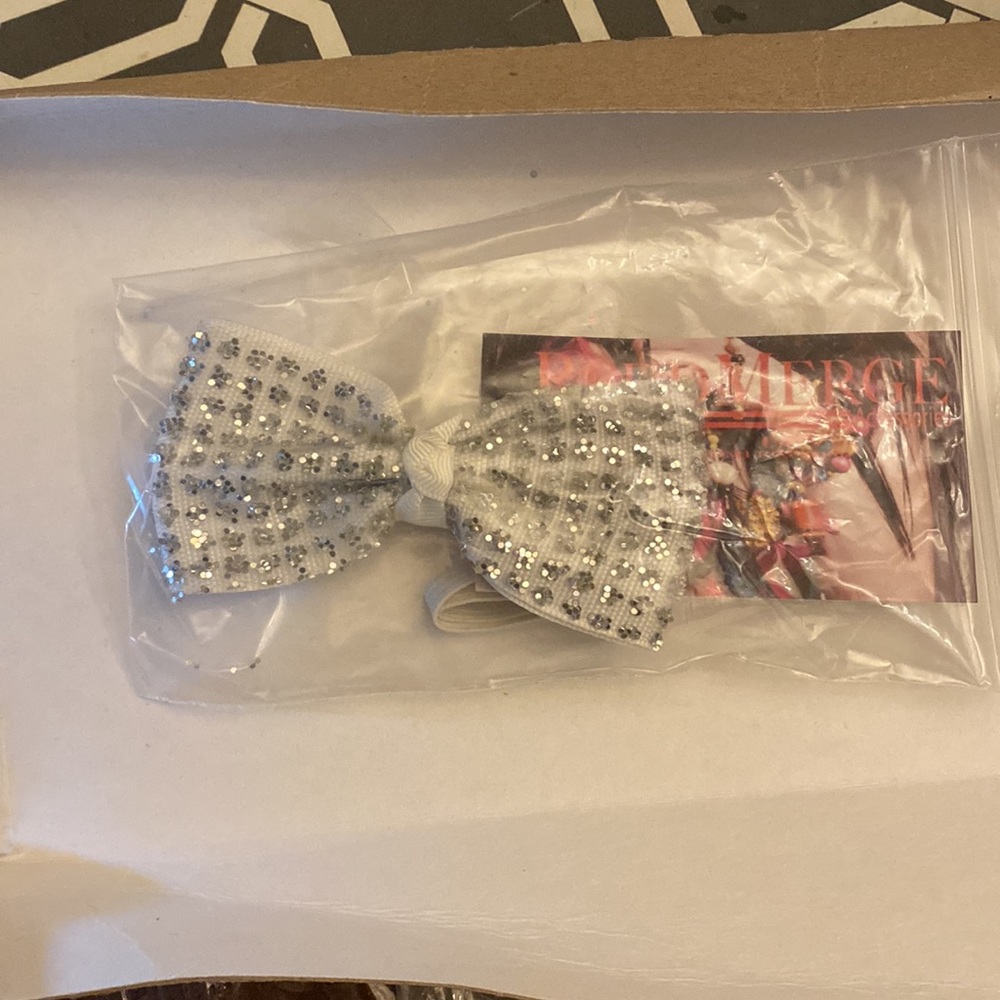 Bows Handcrafted Accessory (NWT) - Picture 6 of 6